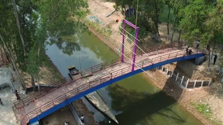 নওগাঁর  পাখি পল্লীতে ঝুলন্ত ব্রিজ নির্মাণ শেষের পথে, উদ্বোধনের অপেক্ষা
